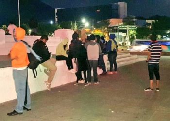 Otro grupo de salvadoreños salió en caravana hacia Estados Unidos