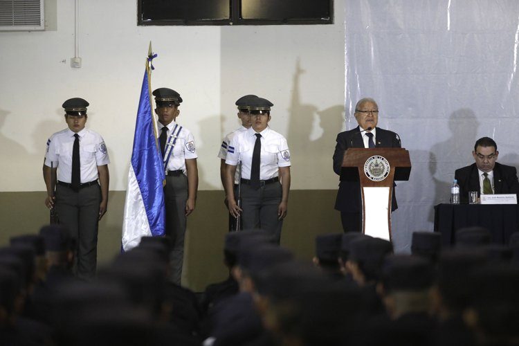 Sánchez Cerén asiste a graduación de 285 técnicos en ciencias policiales