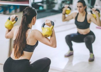 (VIDEO) Joven sufre un paro cardíaco mientras hacía ejercicios en el gimnasio
