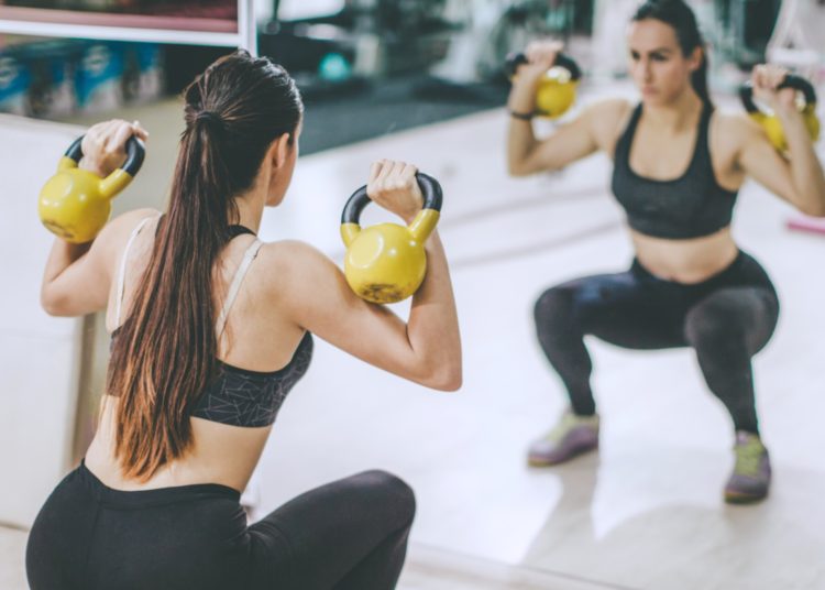 (VIDEO) Joven sufre un paro cardíaco mientras hacía ejercicios en el gimnasio