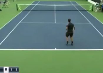 (VIDEO) El número 268 del mundo en el tenis realiza un golpe jamás visto en este deporte