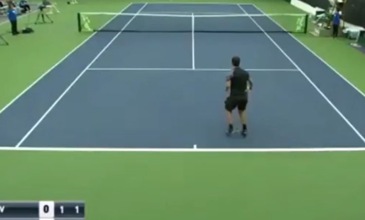 (VIDEO) El número 268 del mundo en el tenis realiza un golpe jamás visto en este deporte