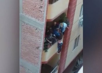 [VÍDEO] Avienta a su esposa de un tercer piso porque le pedía para los gastos del hogar
