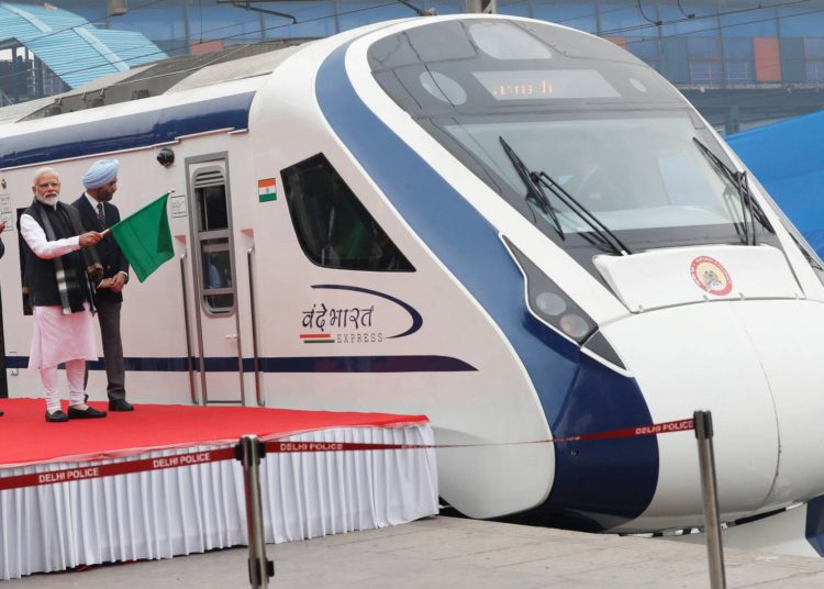 El tren más rápido de la India, queda fuera de circulación al chocar con una vaca