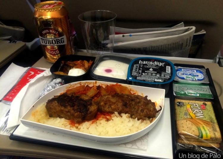 Pasajero encuentra un diente en su comida de avión, en la mejor aerolínea del mundo