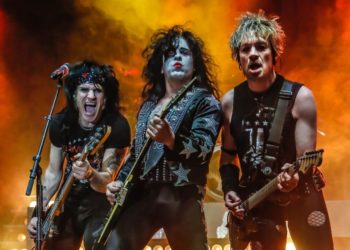 (VIDEO) Se le incendia el cabello en pleno concierto pero termina el tema como si nada