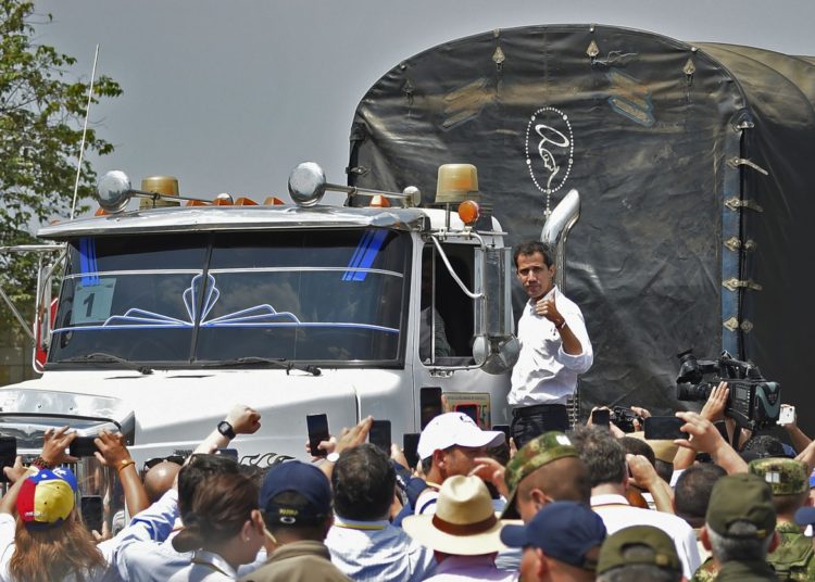 Juan Guaidó confirma que empezó a entrar la ayuda humanitaria a Venezuela