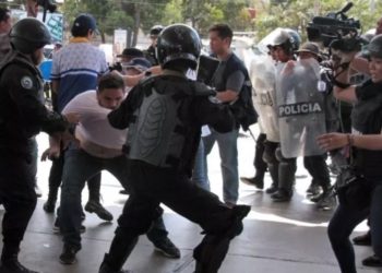 (VIDEO) Policía reprime a periodistas que cubrían manifestación en Nicaragua