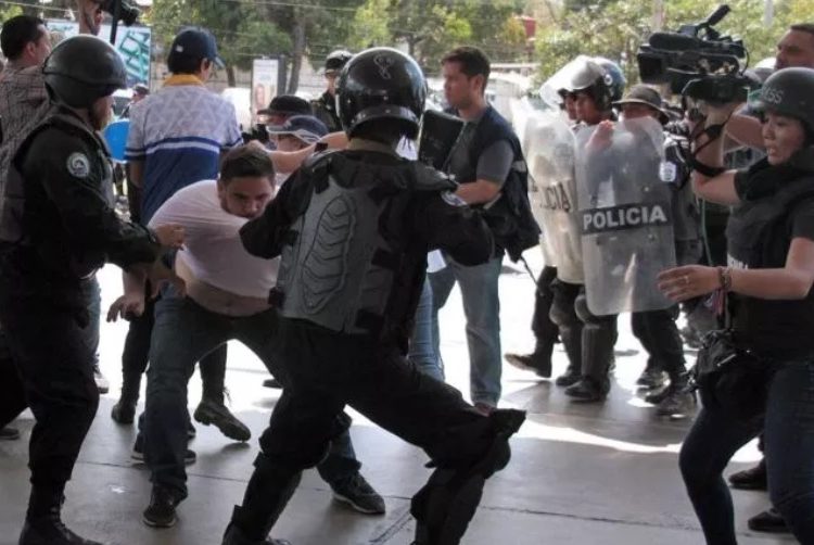 (VIDEO) Policía reprime a periodistas que cubrían manifestación en Nicaragua