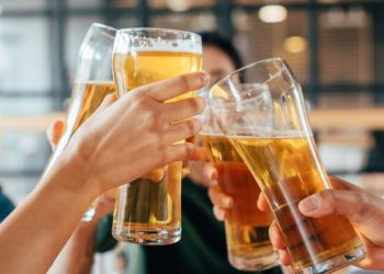 El alcohol puede ser beneficioso, pero depende de la edad a la que se tome