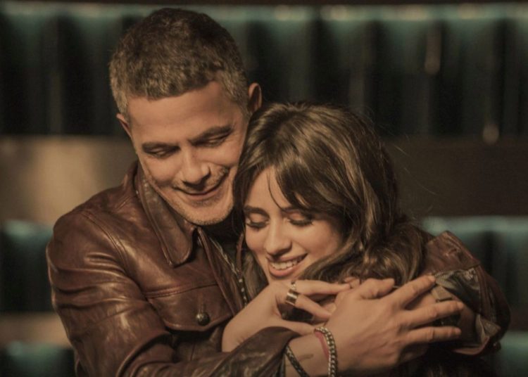 Alejandro Sanz y Camila Cabello nos cautivan con «Mi Persona Favorita»