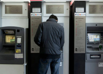 (VIDEO) Ladrón se compadece de su víctima y le devuelve el dinero al ver el saldo de su cuenta