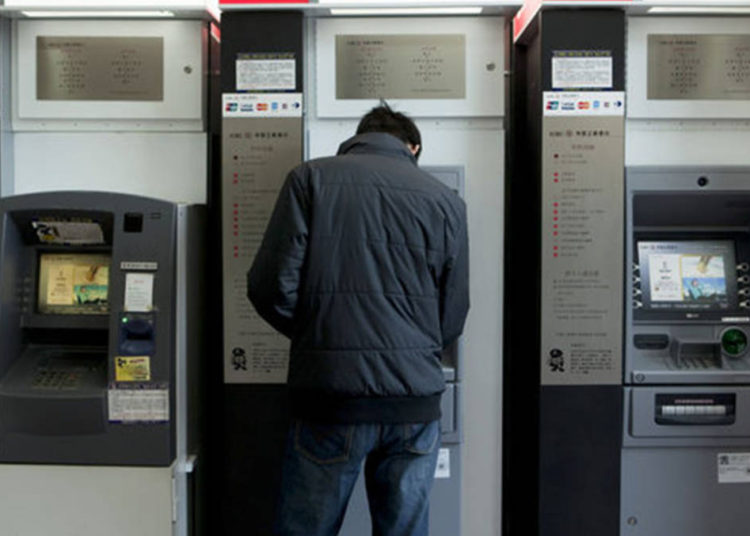 (VIDEO) Ladrón se compadece de su víctima y le devuelve el dinero al ver el saldo de su cuenta