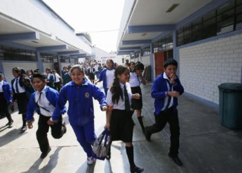 Escuelas de Perú se despiden de bebidas gaseosas y comida prefabricada