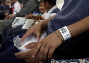 España frena a último minuto deportación de salvadoreña que sufrió abusos en ese país