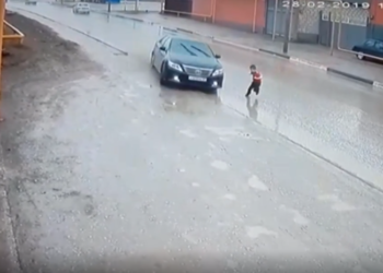 (VIDEO) Por centímetros un niño se salva de ser atropellado