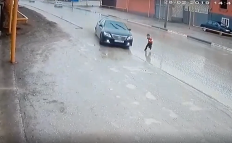 (VIDEO) Por centímetros un niño se salva de ser atropellado