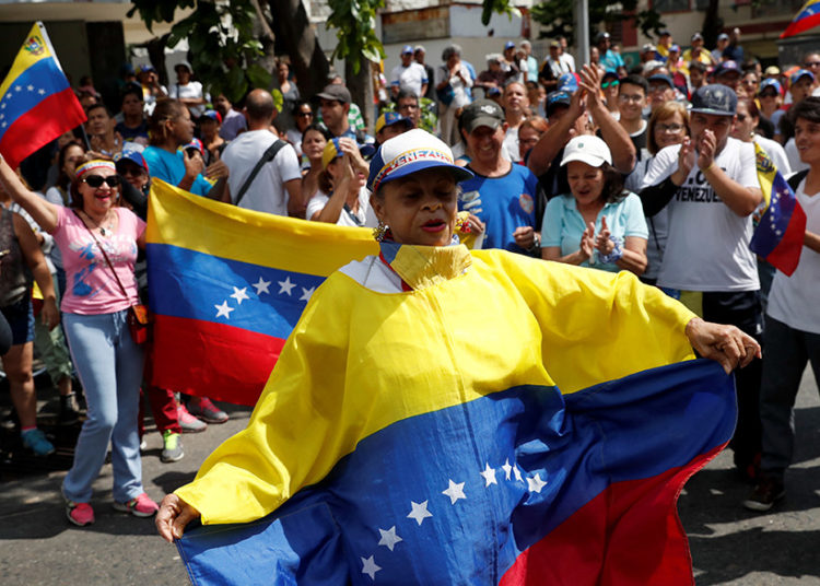 El chavismo y la oposición marchan en Caracas tras el apagón masivo