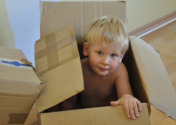 (VIDEO) Niño queda atrapado en una hielera mientras jugaba a las escondidas