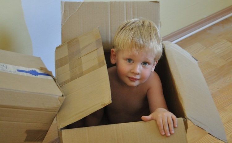 (VIDEO) Niño queda atrapado en una hielera mientras jugaba a las escondidas