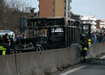 (VIDEO) Secuestra un autobús con 51 estudiantes y le prende fuego en Italia