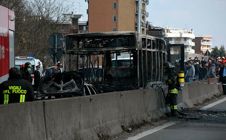 (VIDEO) Secuestra un autobús con 51 estudiantes y le prende fuego en Italia