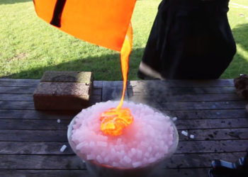 (VIDEO) Esto es lo que pasa si viertes lava hirviendo sobre hielo seco