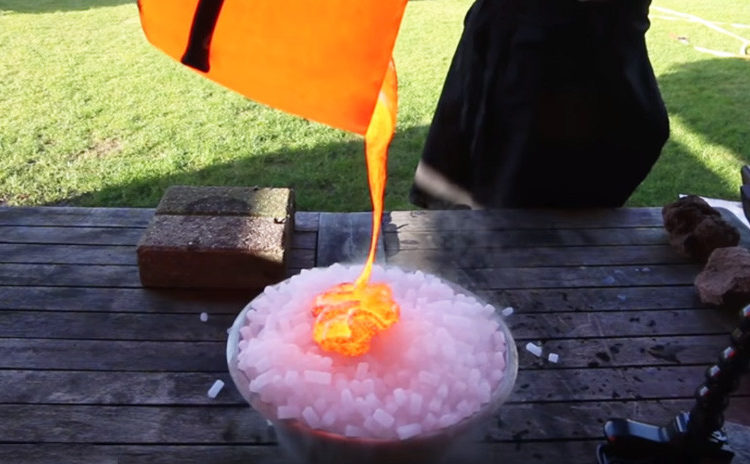 (VIDEO) Esto es lo que pasa si viertes lava hirviendo sobre hielo seco