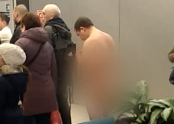 (VIDEO) Detienen a hombre que completamente desnudo intentaba embarcar en un avión