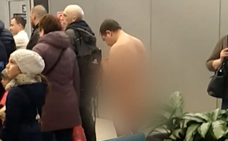(VIDEO) Detienen a hombre que completamente desnudo intentaba embarcar en un avión