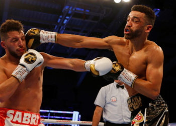 (VIDEO) Un boxeador se burla de su rival y acaba noqueado en los últimos segundos del combate
