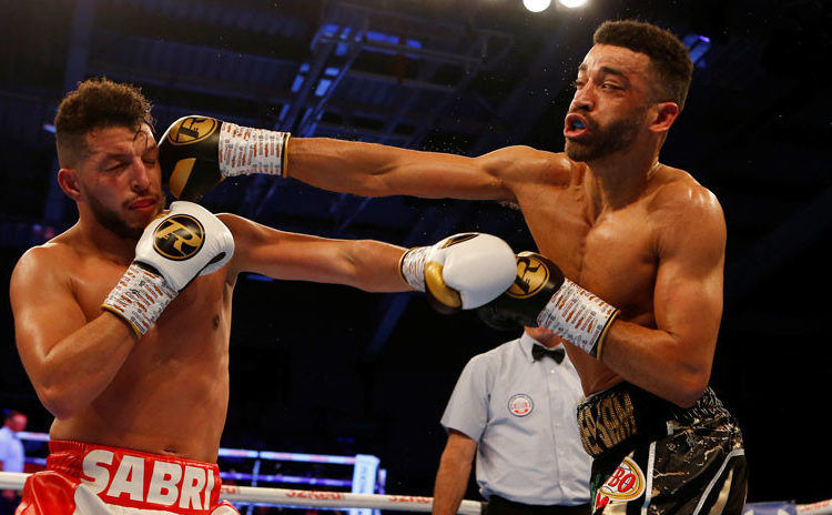 (VIDEO) Un boxeador se burla de su rival y acaba noqueado en los últimos segundos del combate