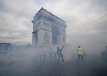 (VIDEO) Los ‘chalecos amarillos’ siembran el caos en París