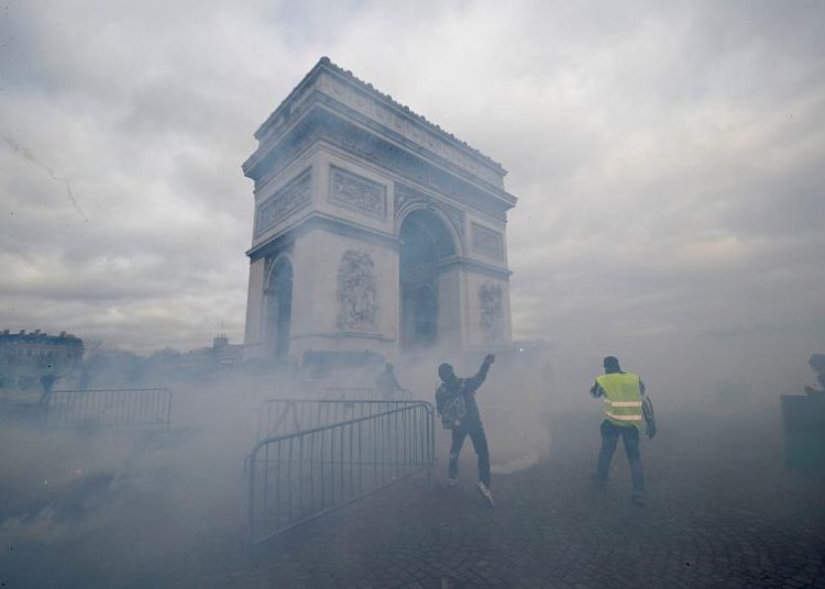 (VIDEO) Los ‘chalecos amarillos’ siembran el caos en París