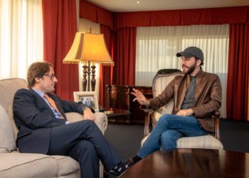 Bukele recibe con gorra a embajador de Francia quien le entrega saludo de Macron