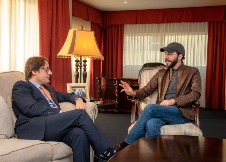 Bukele recibe con gorra a embajador de Francia quien le entrega saludo de Macron