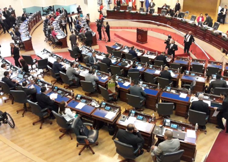 Este lunes continúa la recolección de firmas para reducir de 84 a 60 los diputados