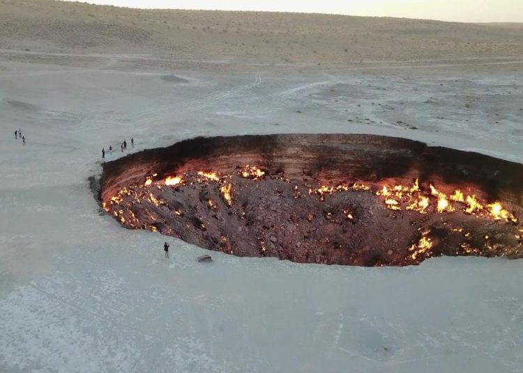 Captan impresionantes imágenes de «la puerta del infierno»