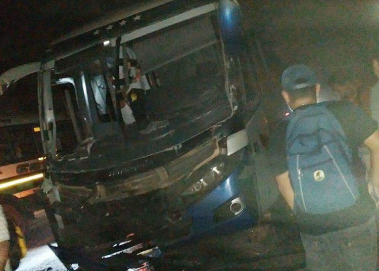 (VIDEO) Bus choca con rastra y deja ocho lesionados en carretera a Santa Ana