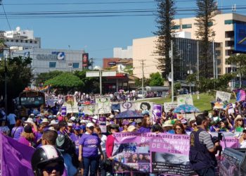 Mujeres marchan para exigir equidad de género