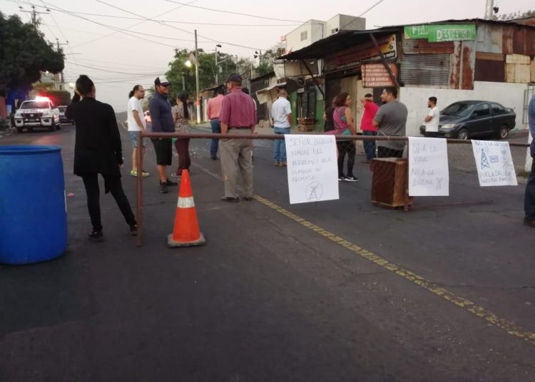 Protestan por la instalación de una antena en la colonia Zacamil