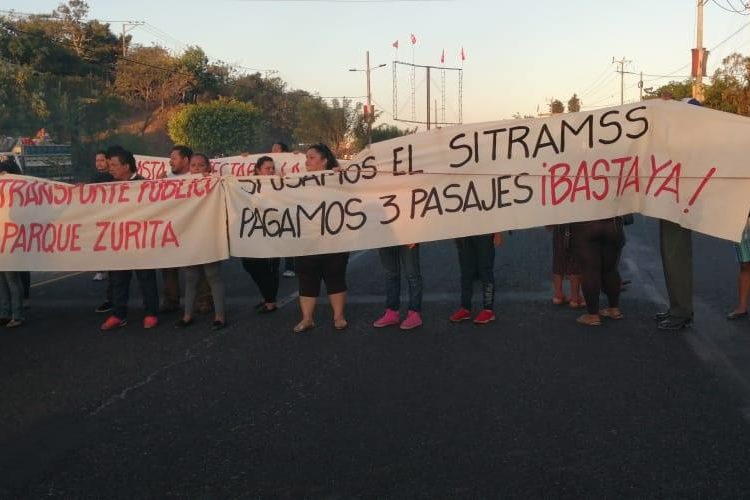 Usuarios de la ruta 113 cierran la carretera de Oro