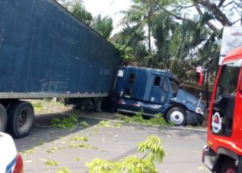 Conductor de furgón muere al accidentarse en el desvío al balneario Atecozol