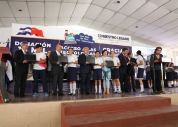Gobierno entrega 15 mil computadoras donadas por China