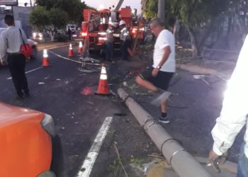 Rastra derriba varios postes en el bulevar Constitución