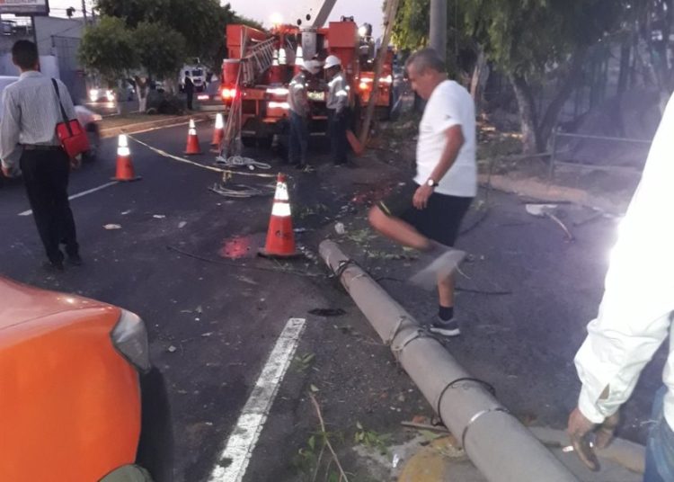 Rastra derriba varios postes en el bulevar Constitución