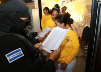 Trasladan a 1,500 privadas de libertad hacia Centro de Detención Menor de Izalco