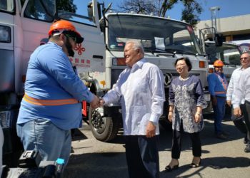 Sánchez Cerén y embajadora de China entregan 10 camiones cisterna a ANDA