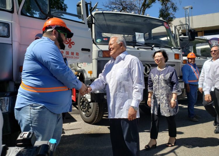 Sánchez Cerén y embajadora de China entregan 10 camiones cisterna a ANDA