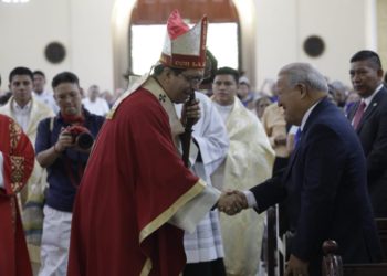 Sánchez Cerén y primera dama asisten a misa en conmemoración al martirio de San Romero